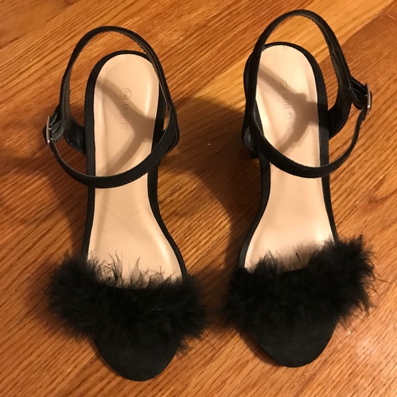 Wild Diva Shoes - Heeled sandal with trendy fur detail